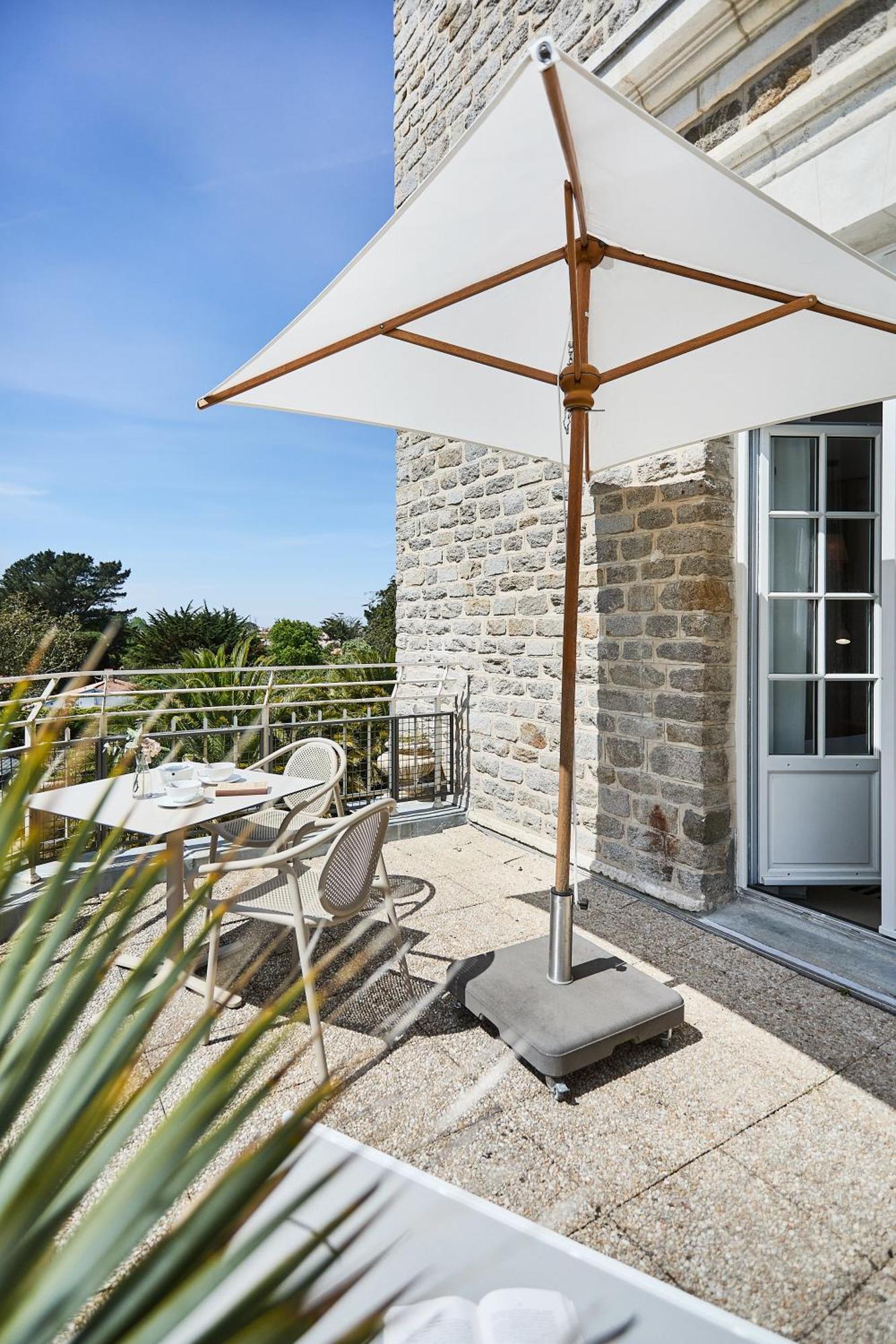 Arthus-bertrand Hotel